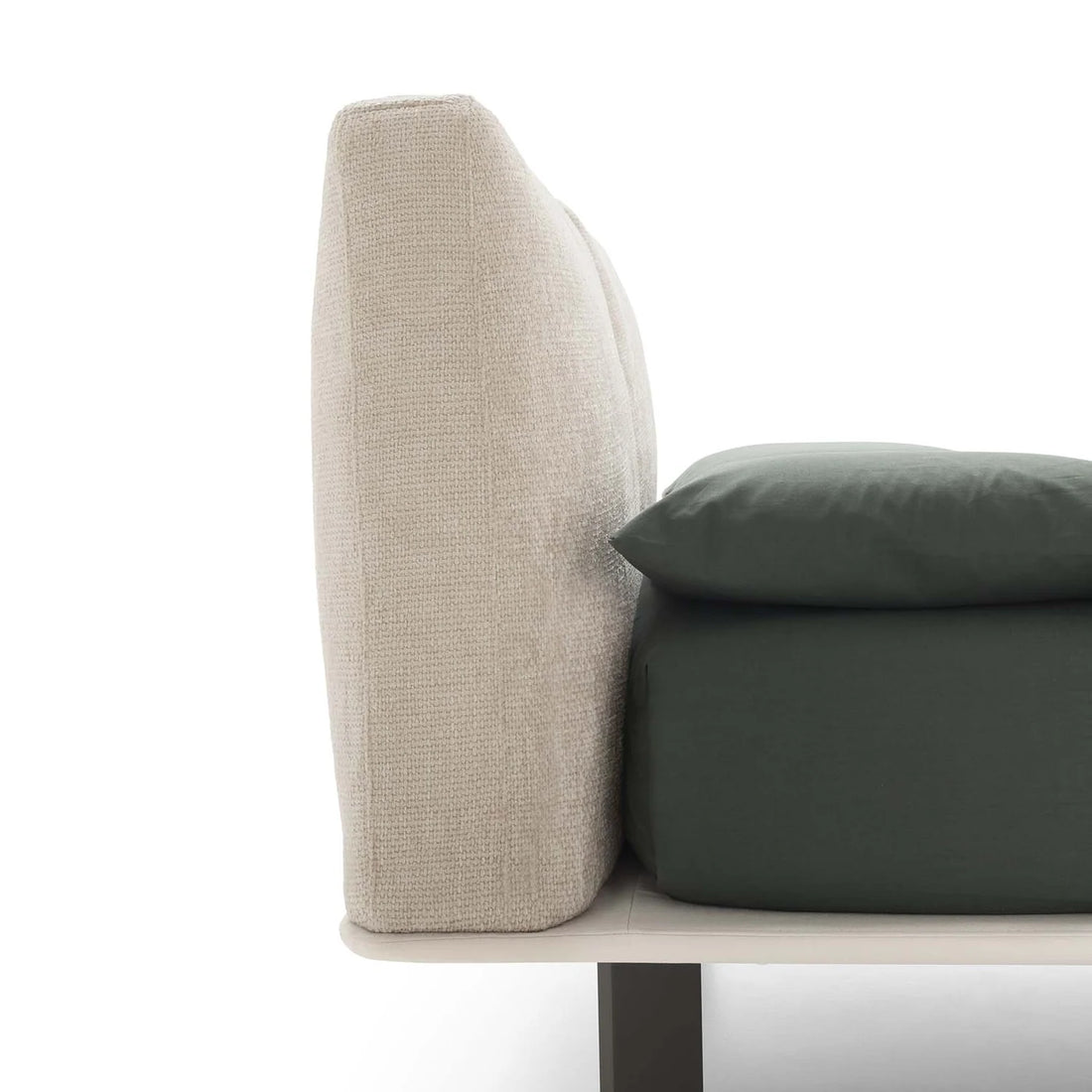 Lit LeComfort Fenice dans une chambre contemporaine