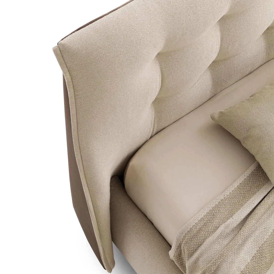 Lit LeComfort Guscio dans une chambre contemporaine
